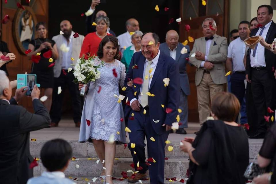 Novios saliendo de su ceremonia