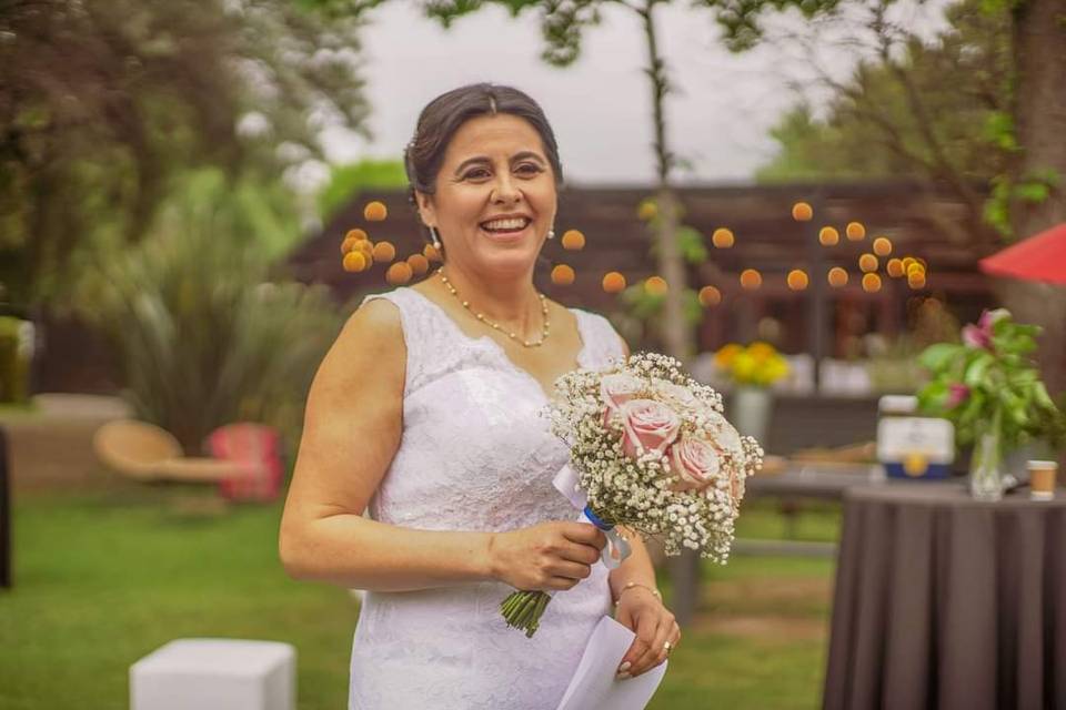 Novia sonriente con su ramo