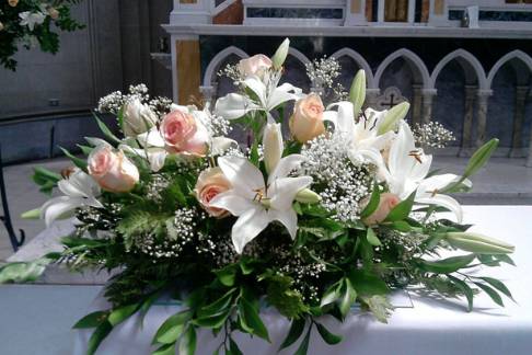 Ambeintacion con flores de la iglesia