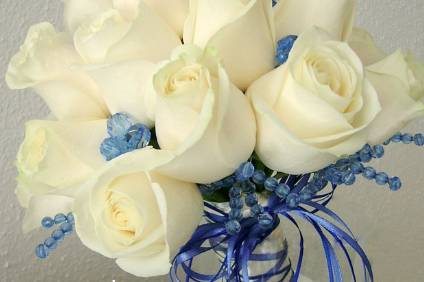 Ramo de novia con rosas blancas y detalles azules