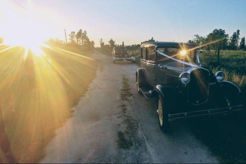 Auto estacionado al atardecer