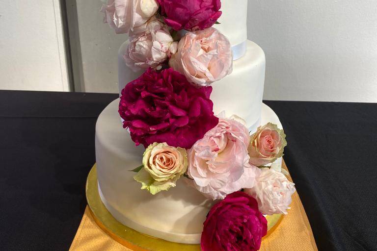 Torta decorada con flores rosas