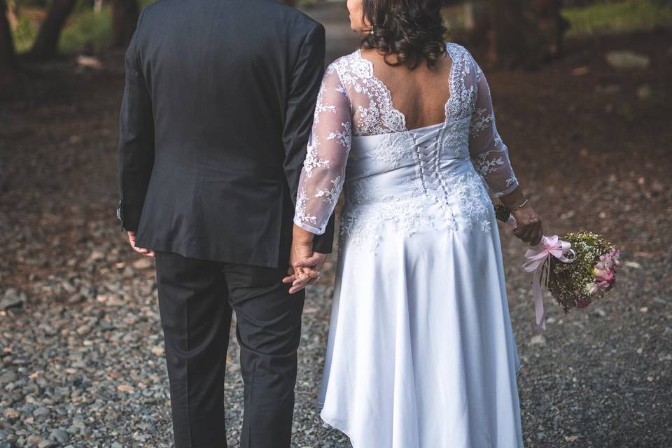 Novios caminando sendero