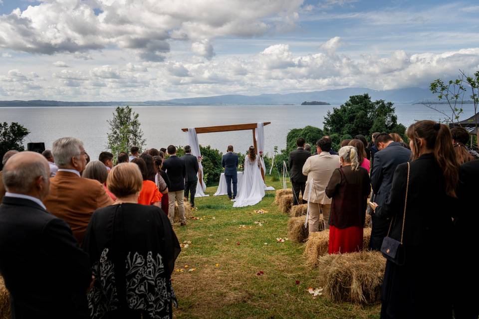 Novios con lago de fondo