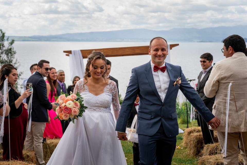 Novios caminando