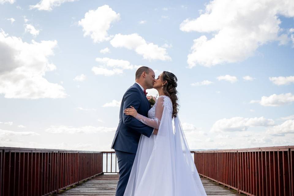 Novios besándose en un puente de madera