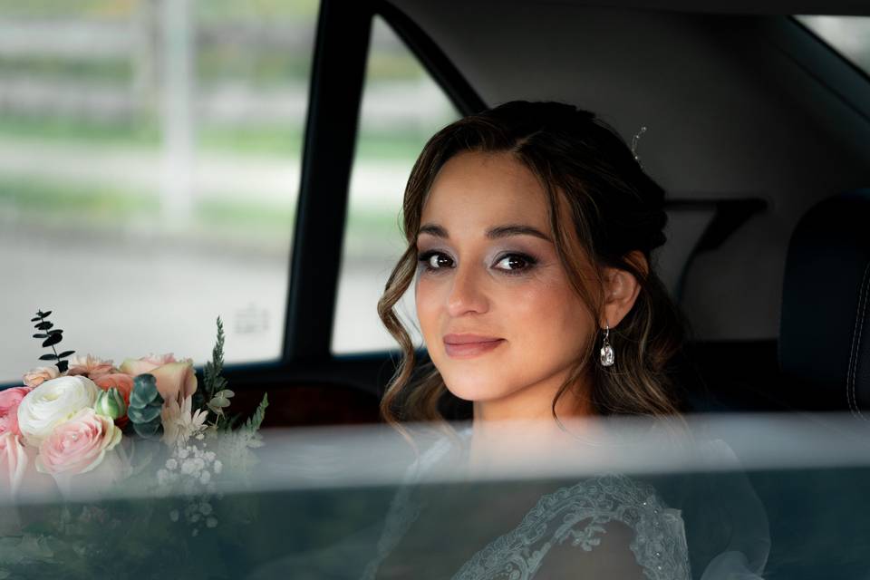 Novia mirando a través de la ventana del auto