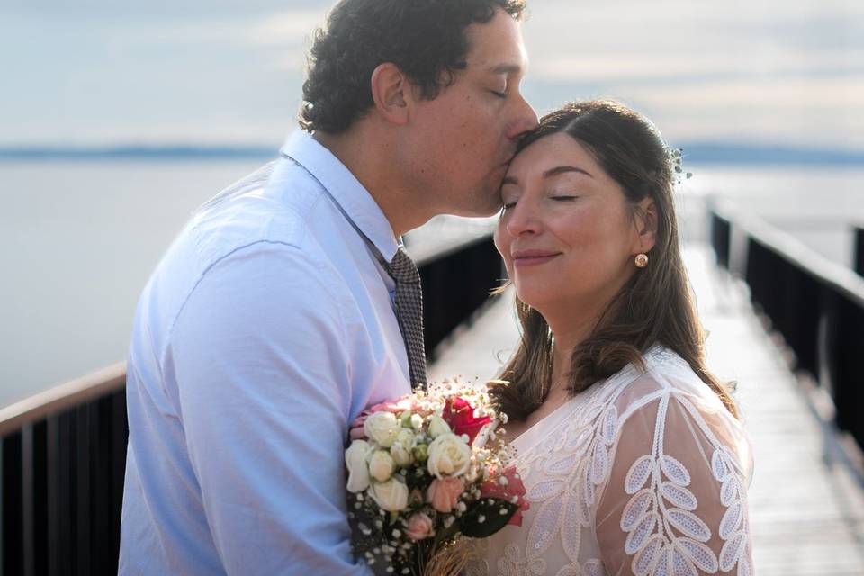 Novios en muelle