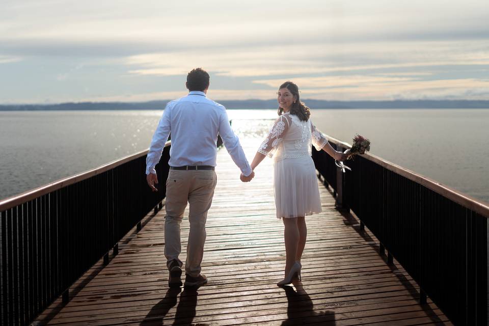 Novios en muelle caminando