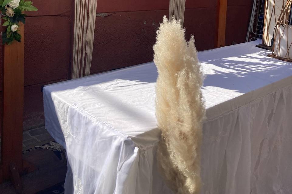 Altar con flores y macramé