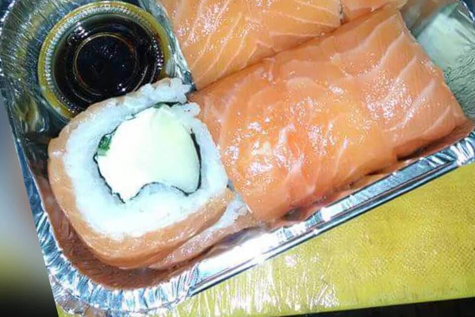 Sushi envuelto en salmón