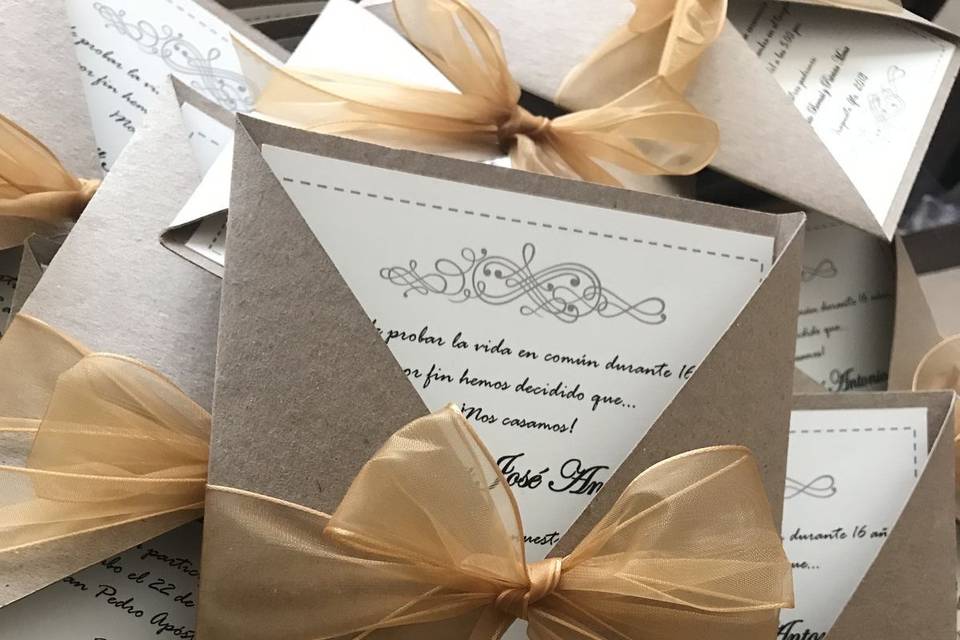 Invitación color dorado