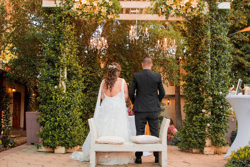 Pareja en un jardín de pie casándose