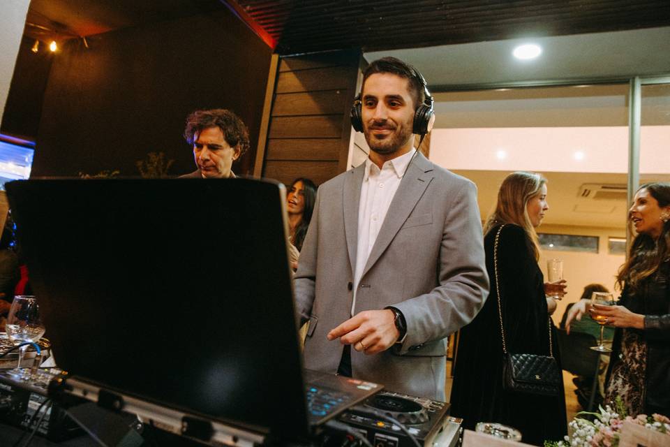 DJ con sus audífonos