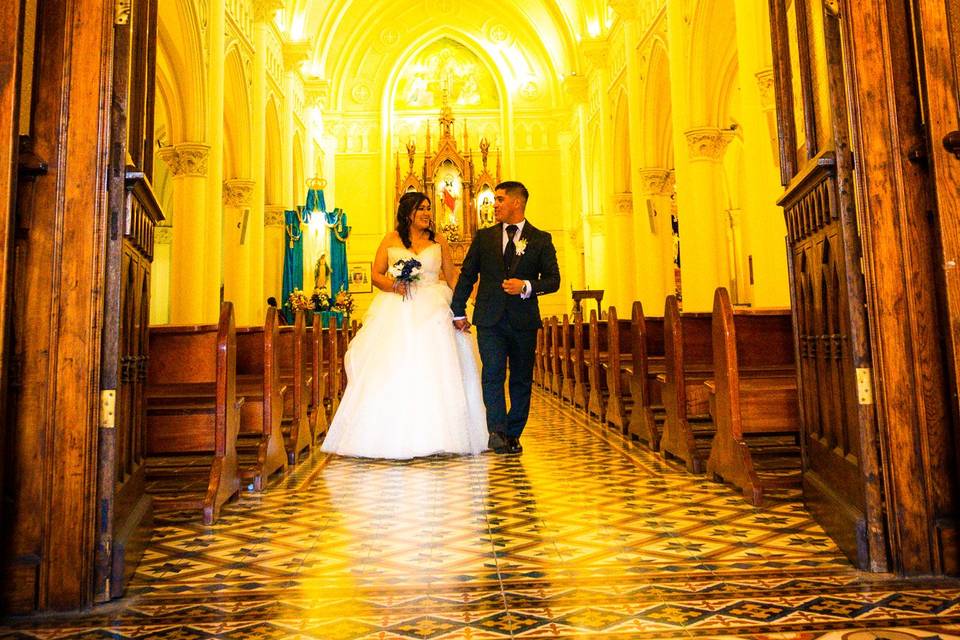 Pareja saliendo de la iglesia