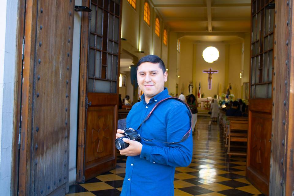 Videógrafo fuera de la iglesia