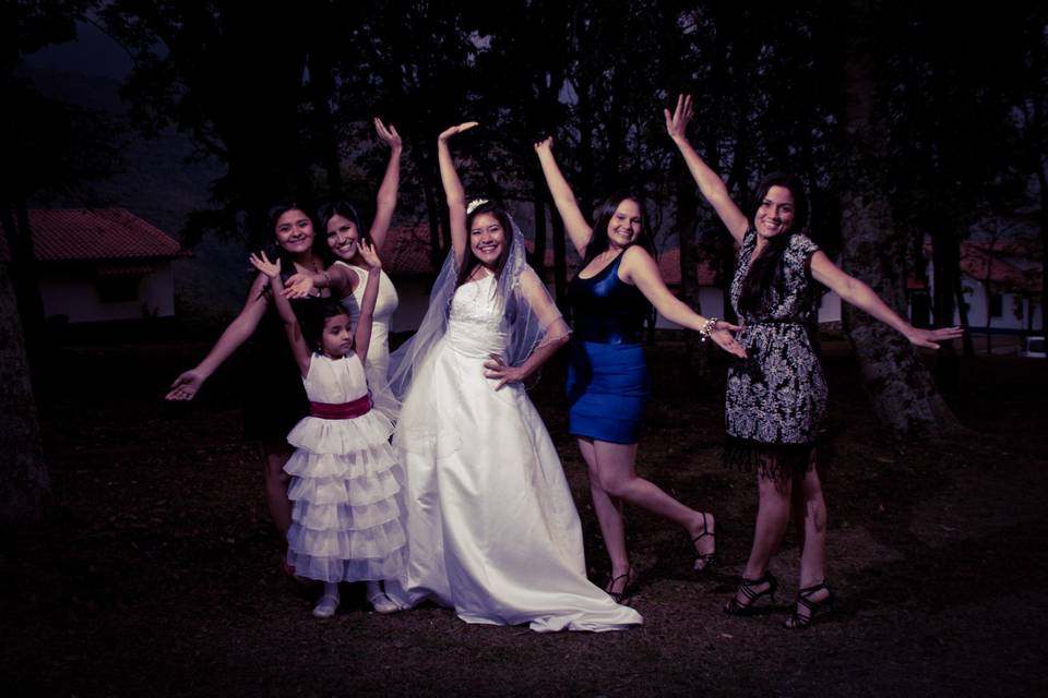 Novia posando con sus amigas