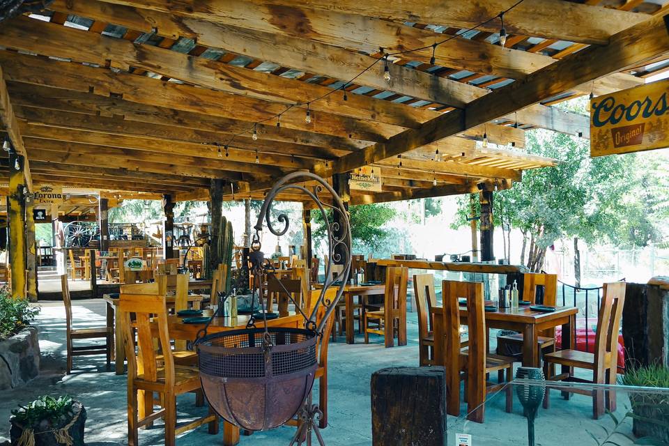 Terraza  con sillas y mesas