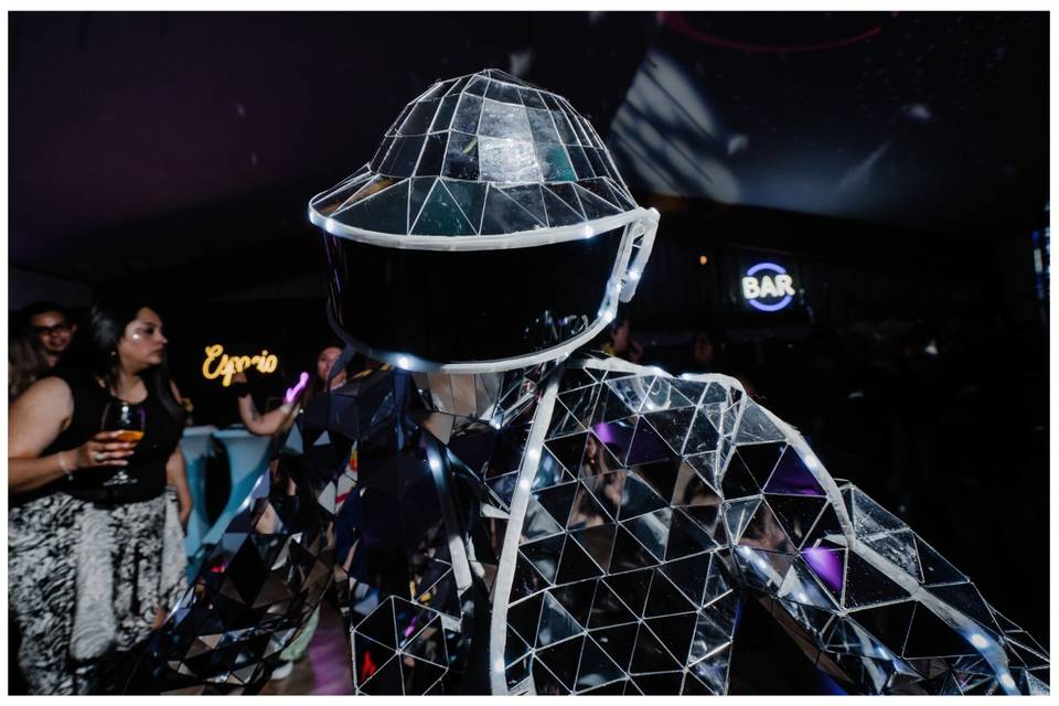Show Mirror Man