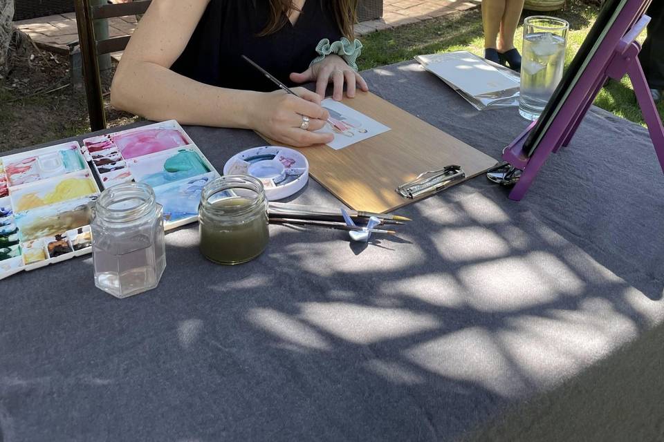 Artista pintando en una mesa