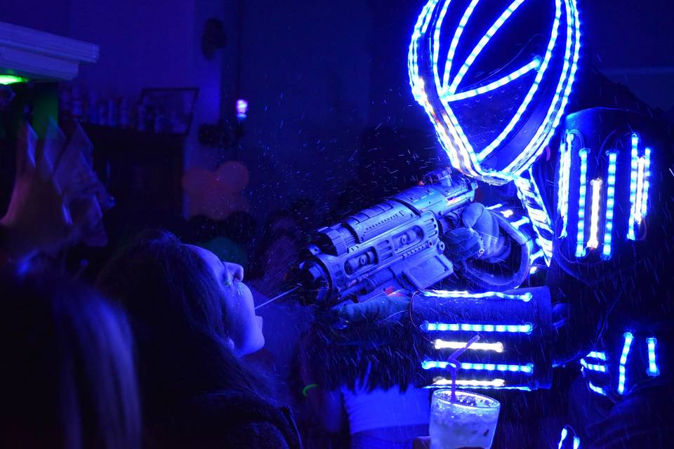 Robots led en azul con pistola de shots