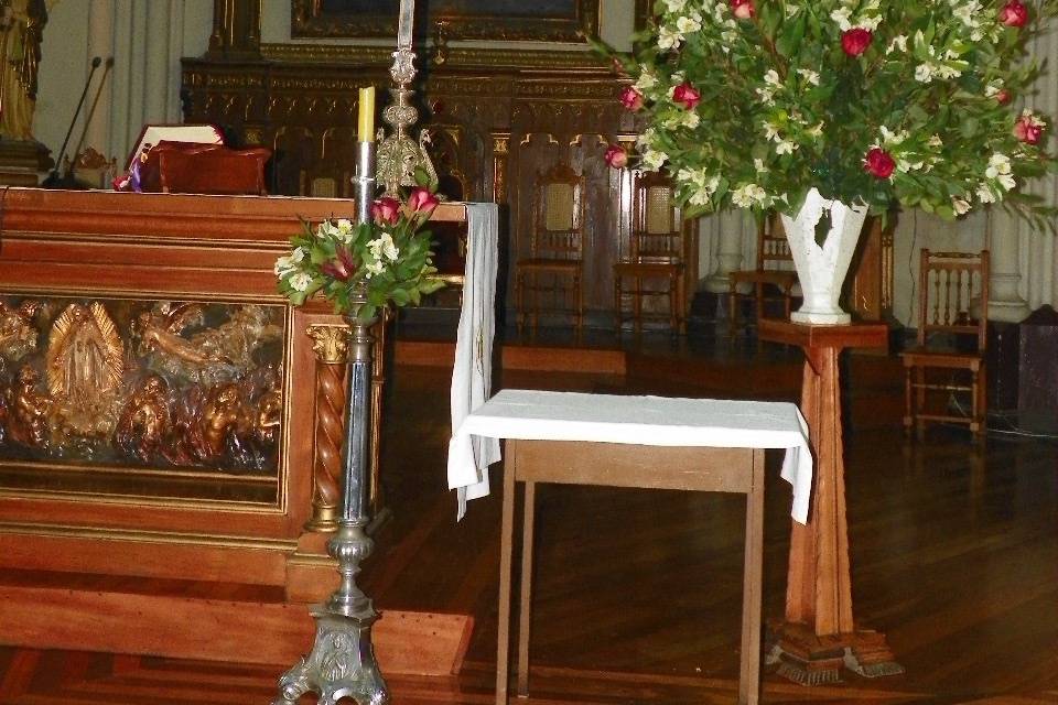 Lateral altar