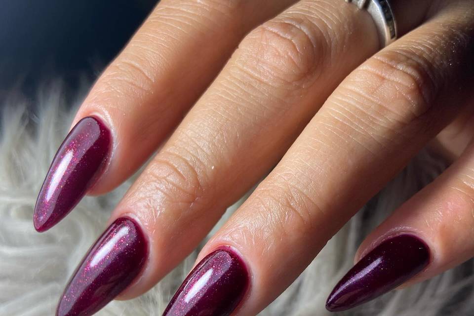 Manicura en color granate