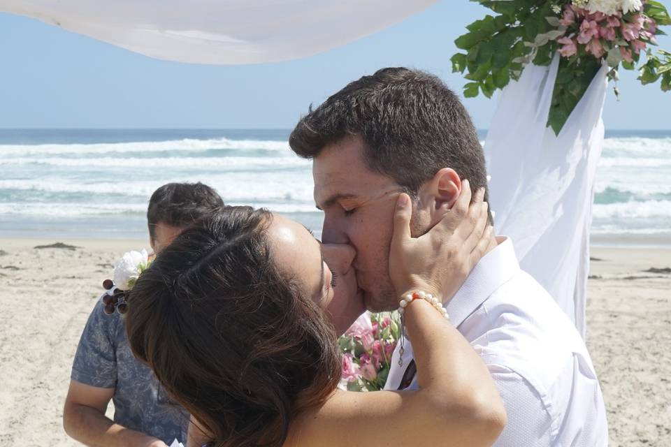 El beso de recién casados