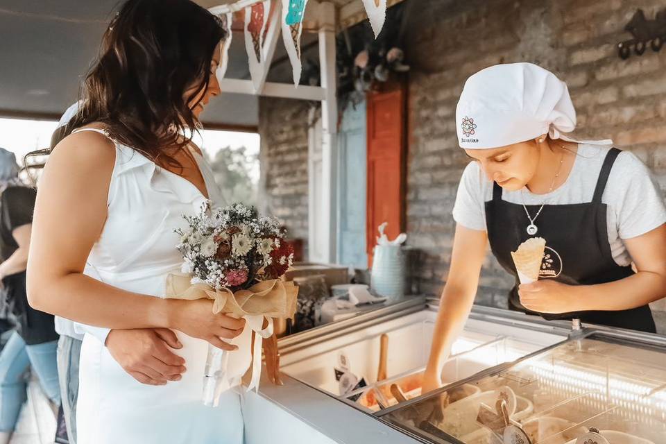 Novia y el carrito de helados