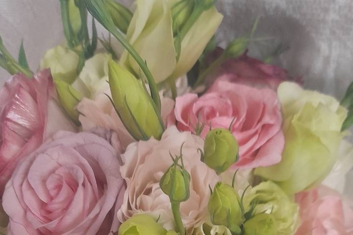 Lisianthus y rosas