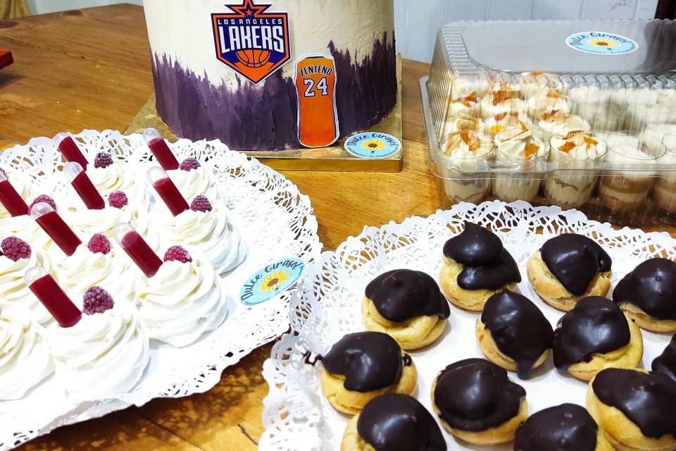 Mini postres y torta temática