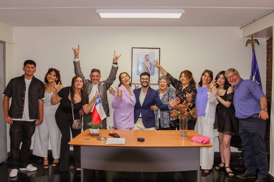 Novios con invitados festejando su boda
