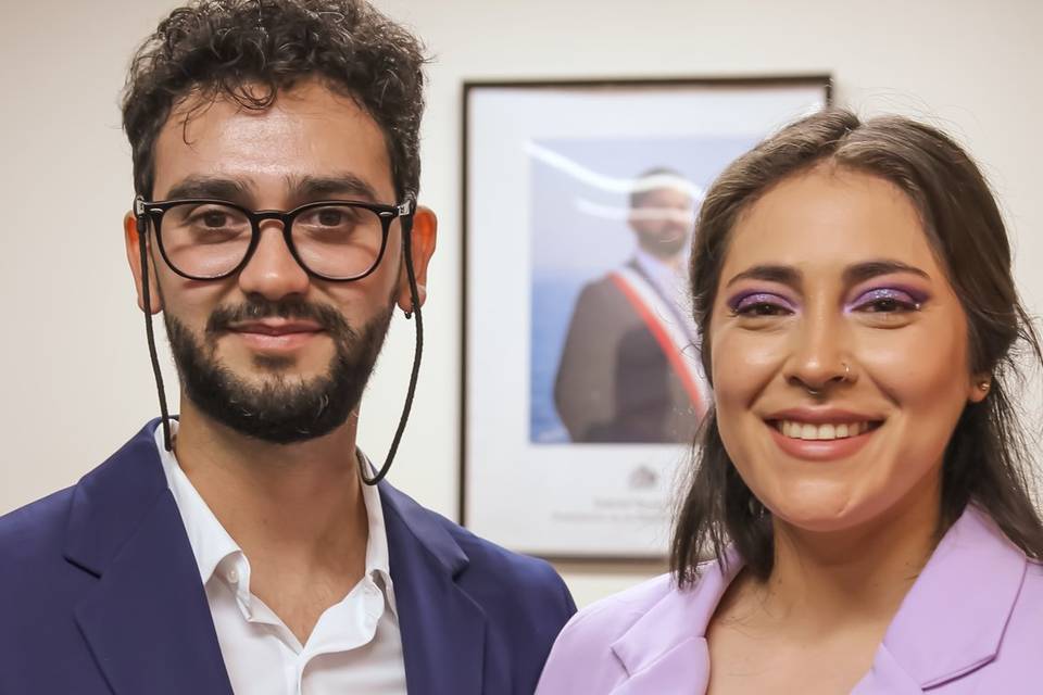 Novios enseñando su acta de matrimonio