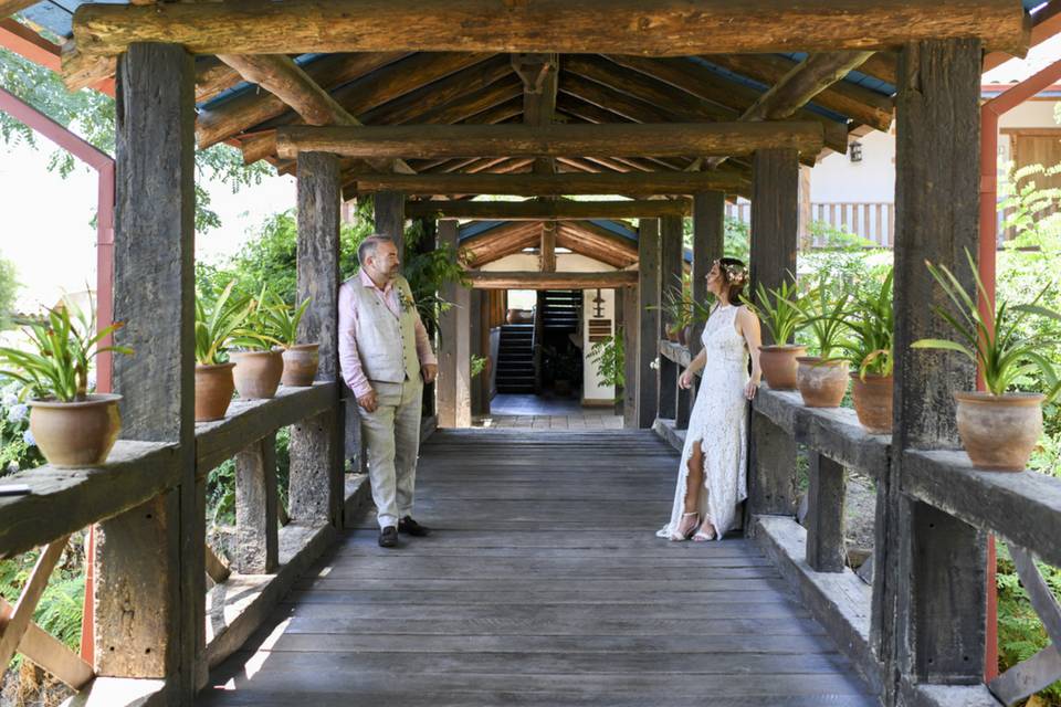 Pareja en un puente de madera