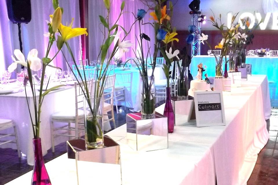 Buffet de flores y espejos