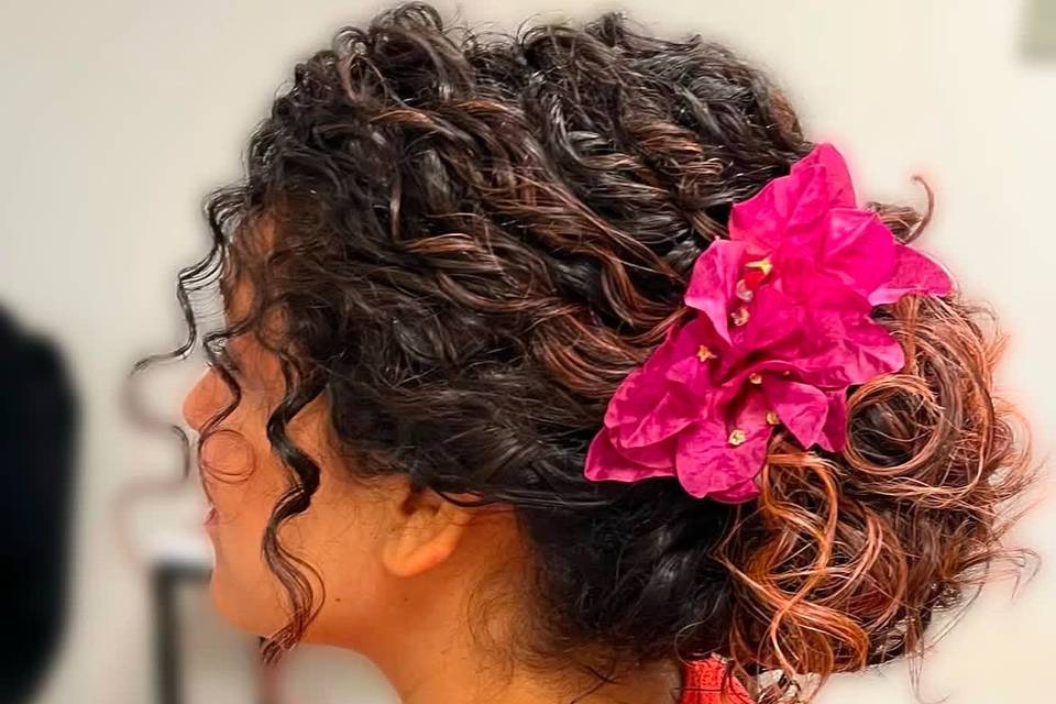 Recogido en cabello ondulado