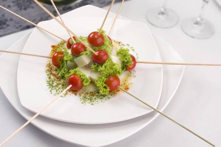Pinchos de queso cabra y tomates cherry