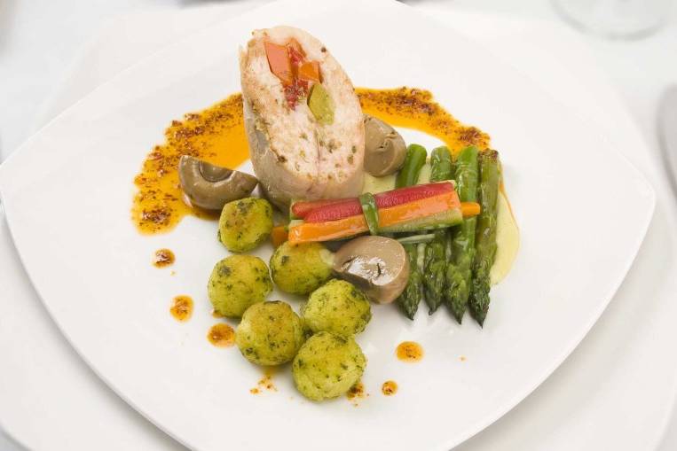 Pollo relleno y verduras