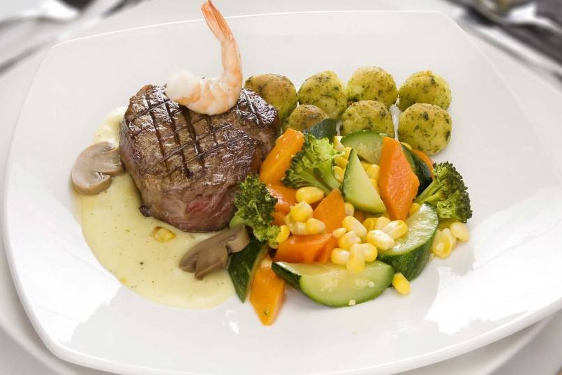 Medallón de res con papas al pesto