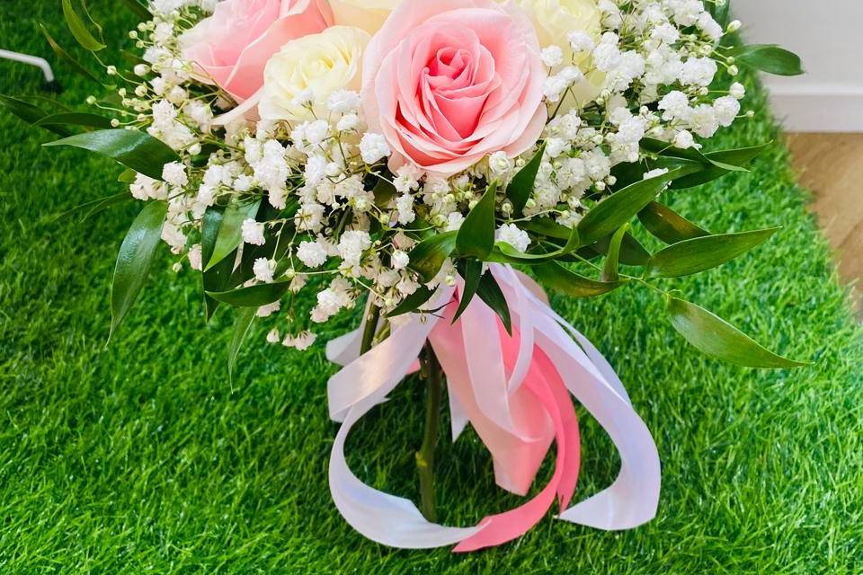 Ramo de novia de rosas rojas y blancas