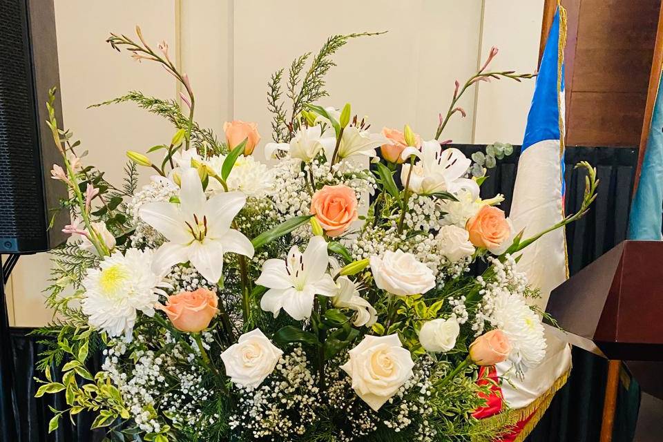 Arreglo floral blanco en pedestal