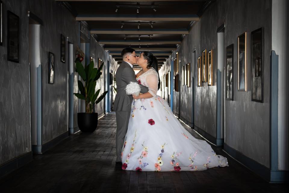 Novios besándose