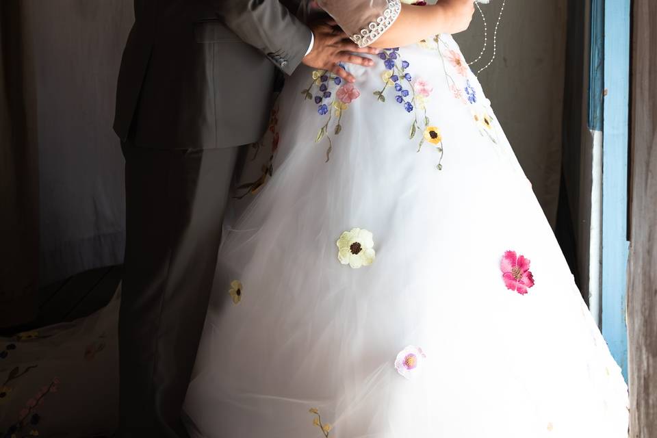 Novios mirando a la ventana