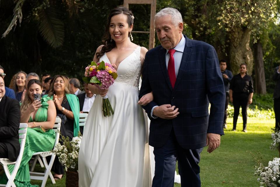 Novia caminando del brazo con su papá
