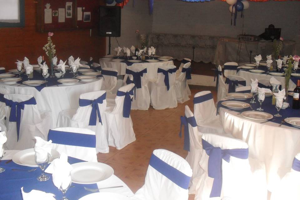 Mesa invitados azul
