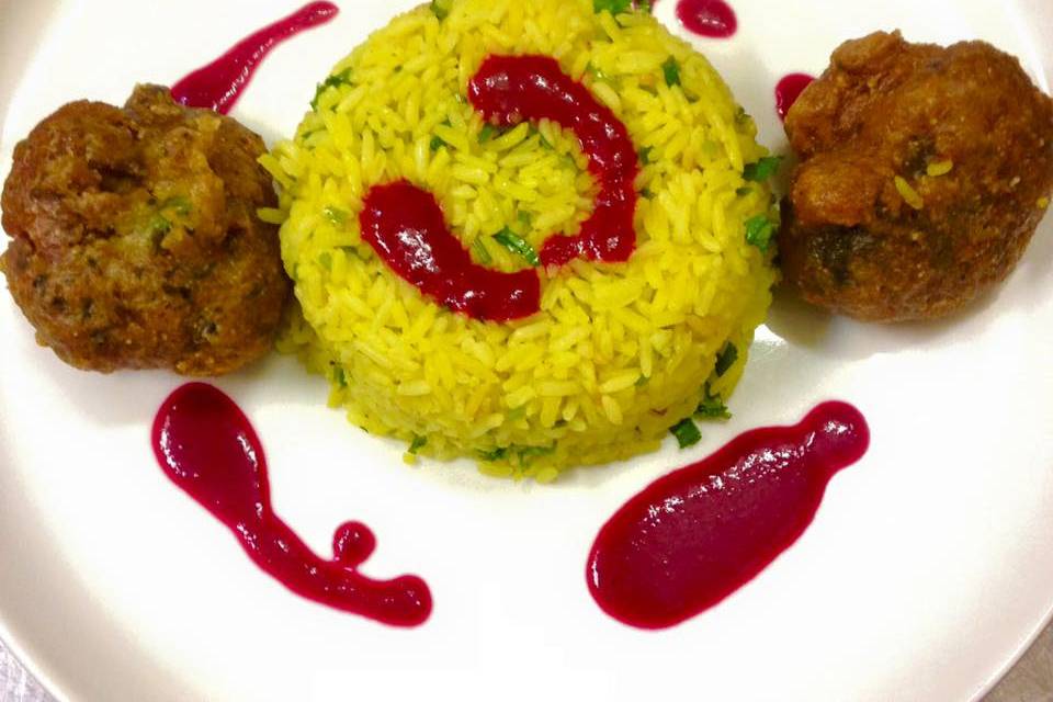 Arroz al curry con pakoras