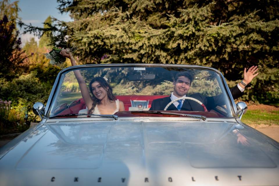 Matrimonio junto a auto clásic