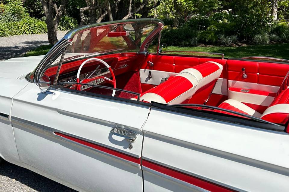 Chevrolet 1961 con asientos rojos