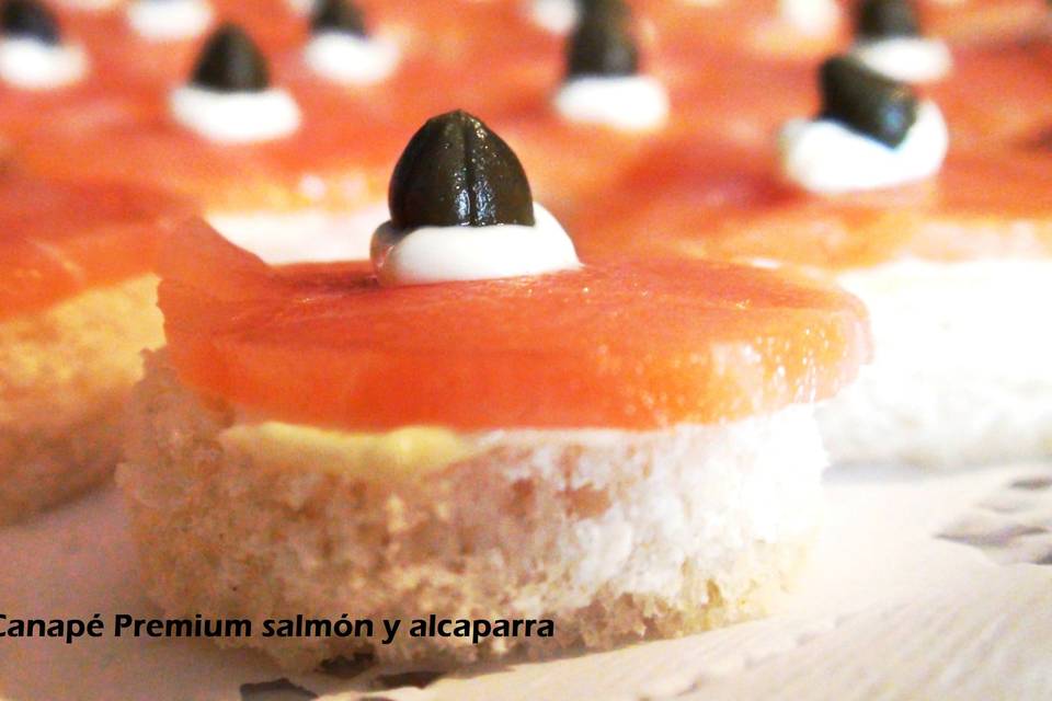 Canapé salmón y alcaparra