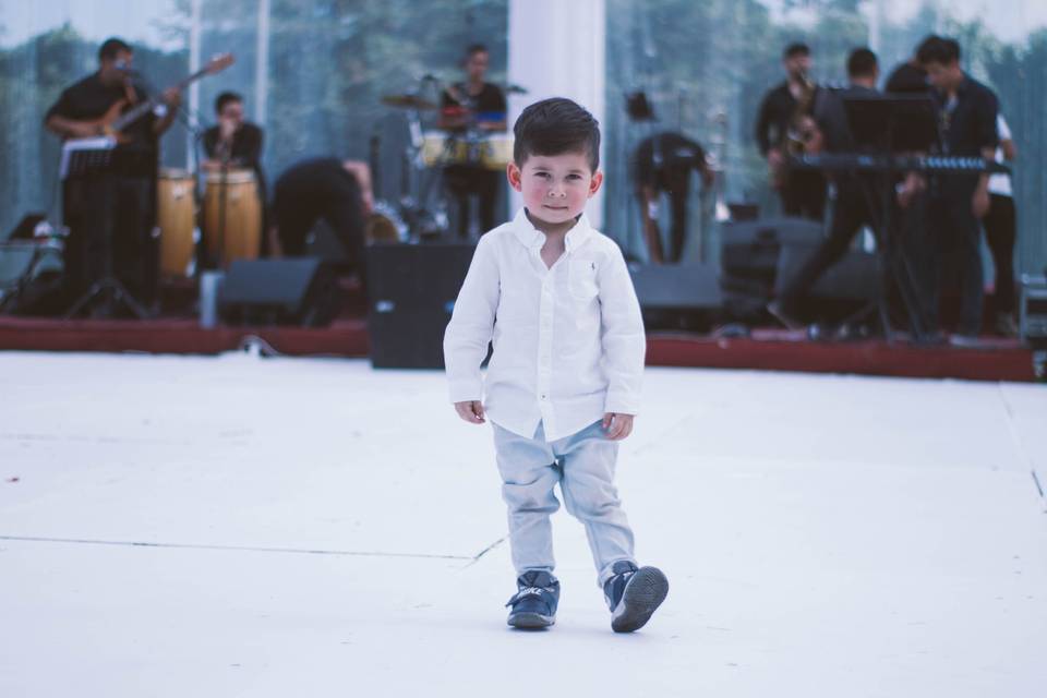 Niño bailando